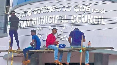 Two groups face off over Urdu signboard in Bhatkal