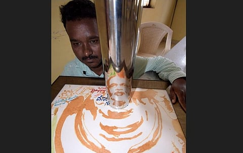 Anil Bhogashetty, an artist displaying anamorphic art of PM Narendra Modi in Mysuru on Friday. (Photo| EPS)