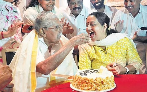 Senior Congress leader Vayalar Ravi, who is celebrating his 85th birthday, cuts a  cake and presents it to Thrikkakara MLA-elect Uma Thomas | Express  