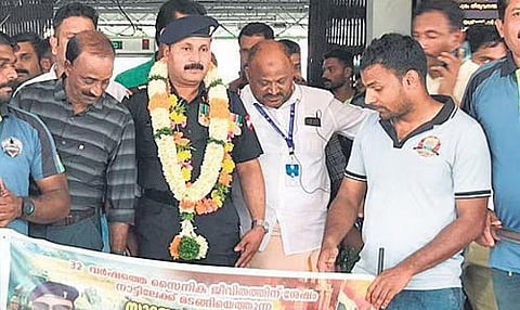 C Beeran Kutty being received by members of ‘Malappuram Sainika Koottaima’ at Kozhikode railway station