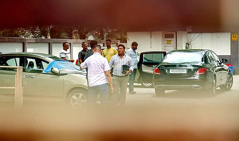 Security personnel outside the residence of Bollywood actor Salman Khan after a death threat from Lawrence Bishnoi gang, in Mumbai. (Photo | PTI)