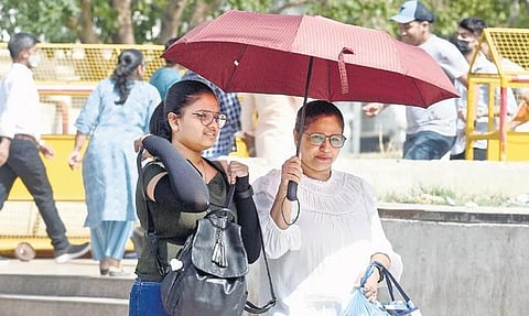 Commuters out in the scorching heat at Connaught Place | parveen negi