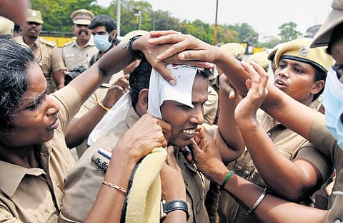 A policewoman was attacked and sustained injuries while trying to remove protesters from Omandurar Estate on Tuesday