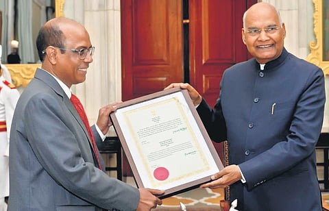 President Ram Nath Kovind felicitates Professor Mohammad Zahid Ashraf with  the Visitor’s Award at Rashtrapati Bhavan on Tuesday