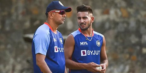 Indian head coach Rahul Dravid (L) interacts with pace sensation Umran Malik. (Photo | PTI)