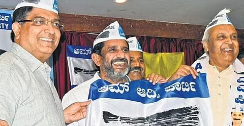 Actor and ex-MLC Mukhyamantri Chandru joins AAP in the presence of party state president Prithvi Reddy in Bengaluru on Tuesday | Vinod Kumar T