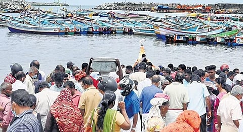 The rush to buy fish at Vizhinjam harbour on Wednesday as the trawling ban will begin today midnight | Vincent Pulickal