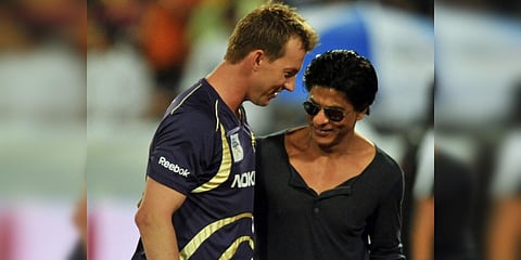 Former Kolkata Knight Riders pacer Brett Lee (L) and Bollywood actor Shah Rukh Khan. (File photo| AFP)