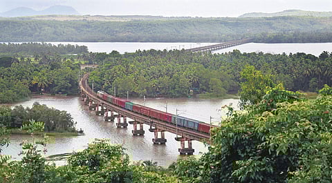 The little cloud comes down