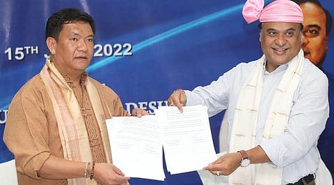 Assam CM Himanta Biswa Sarma and his Arunachal counterpart Pema Khandu jointly issuing the 'Namsai Declaration'. (Photo | Parikhit Saikia)