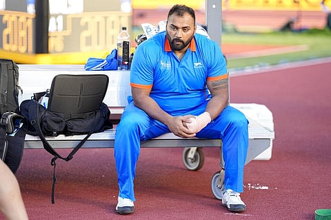 Tajinderpal Singh Toor retires from competing during qualifying for the men's shot put at the World Athletics Championships. (Photo | AP)