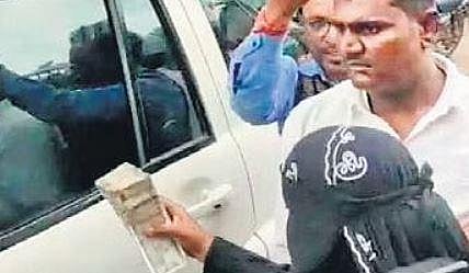 Rajma Bismilla throws Rs 2 lakh compensation amount at Siddaramaiah’s convoy in Bagalkot on July 15, 2022. (Photo | EPS)