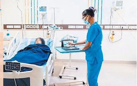 A patient being treated as the doctor connects with the Cloudphysician team remotely.