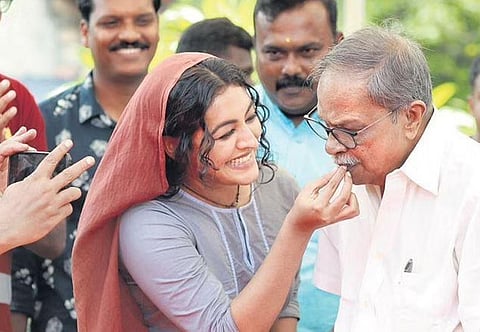 MT Vasudevan Nair’s 89th birthday being celebrated on the sets of the short movie Olavum Theeravum. Actor Durga Krishna offers a piece of cake to him | Shiyami