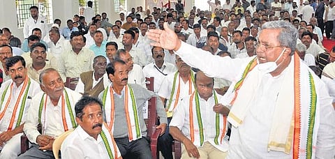 CLP leader Siddaramaiah waves to Congress workers during a party meeting in Mysuru on Sunday  | Udayashankar S