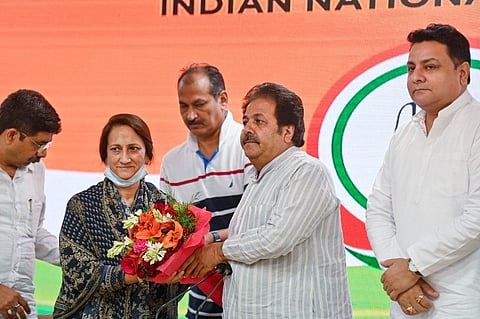 BJP Himachal leader Indu Verma joins Congress in the presence of senior party leader Rajeev Shukla, on July 22, 2022.(Photo | PTI)