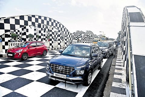 Motorists park  on Napier Bridge  to take photos of its new look  | Martin Louis