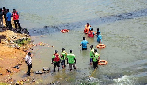 Firemen readying safety equipment ahead of the commemoration event for the victims of the Manjolai tea estate workers tragedy in Tirunelveli | V KARTHIKALAGU
