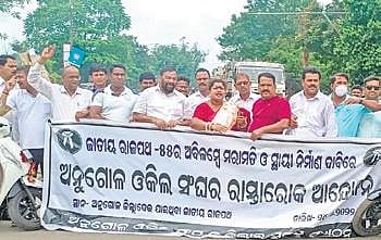 Members of Angul Bar Association blocking NH-55 on Sunday. (Photo | Express)