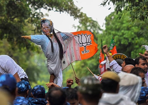 Delhi BJP members use an effigy of Congress interim President Sonia Gandhi to protest against her and Congress leader Adhir Ranjan Chowdhury over the latter's remarks on President. (Photo | PTI)