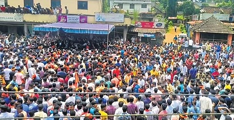 Hundreds of people attend the funeral of murdered BJP youth leader Praveen Nettaru at Bellare in Dakshina Kannada district on Wednesday | D Hemanth