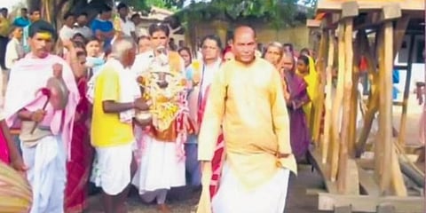 Mohammad Zamil-ul-lah performing 'Chhera Pahanra' ritual on Monday. (Photo| EPS)