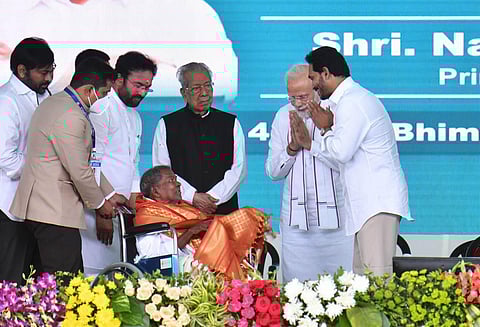 PM Narendra Modi felicitates Bodi Dora, kin of Alluri’s aide Mallu Dora, in Bhimavaram on Monday. (Photo| EPS)