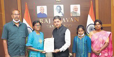 Tamil Nadu governor RN Ravi appreciates Sengattupatti's NS Apsara for translating Aathichudi to Hindi. (Photo| EPS)