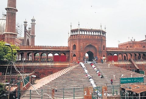 It was the first time that the finial was separated from the main tomb since the mosque was constructed mid-1600 AD.