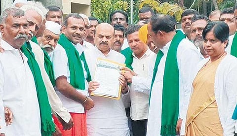 Raita Sena Karnataka members submit a memorandum to CM Basavaraj Bommai