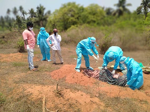 Frontline workers perform the last rites to a old man who succumbed to COVID 19 in Akkupalli village in Kerala. (Photo | EPS)