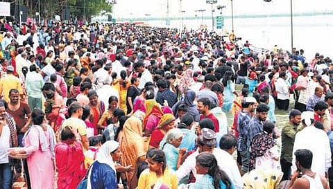 Devotees exchange rotis on the banks of Swarnala tank in Nellore | Express