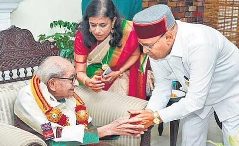 Govenor Thaawarchand Gehlot felicitates freedom fighter R Narayanappa at the latter’s residence in Bengaluru on Tuesday | EXPRESS