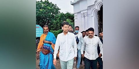 5T Secretary VK Pandian during his visit to Alarnath temple | Express