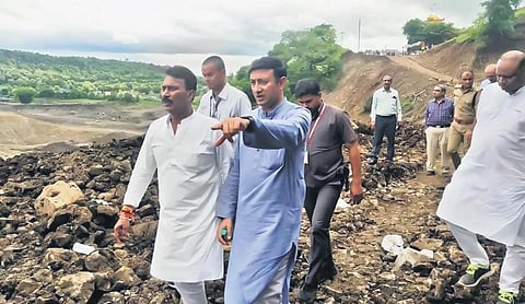 The dam being built in Dharampuri area of Dhar district of Madhya Pradesh develops seepage | Express