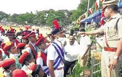 SP N Yatish tries to pacify the protesting students in Mandya on Monday