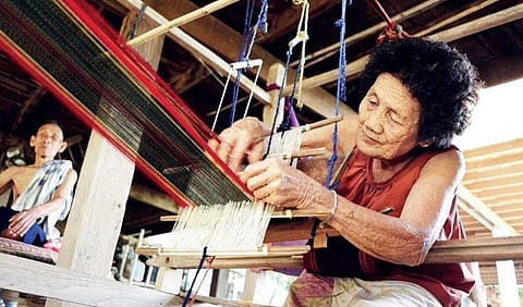 Ban Hat Siew in Sukhothai province, Northern Thailand: A Tai Phuan woman meticulously patterning a ‘Pha Sinh Teen Chok’, a kind of sarong for ceremonial use | TAKEMETOUR WEBSITE