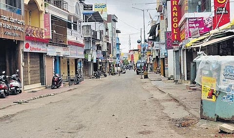 Gandhi Bazaar in Shivamogga wears a deserted look on Tuesday | Shimoga Nandan