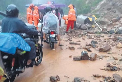 Efforts on to clear the road of the debris from a mudslide on the Kottarakkara-Dindigul NH near IHRD college in Kuttikkanam on Monday