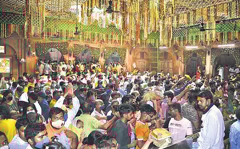 No social distancing at Bankey Bihari temple in Mathura on Saturday. (Photo | PTI)