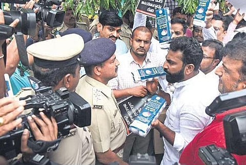 State Youth Congress chief Mohammed Nalapad argues with the police during a protest in Bengaluru against the attack on Siddaramaiah’s car, on Friday