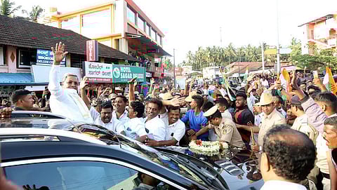 Leader of Opposition Siddaramaiah waves at the crowd during his visit to the rain-hit areas in Kodagu district on Thursday. (Photo | Express)