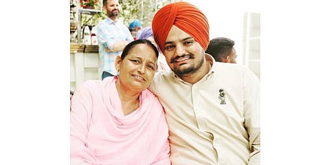 Slain Punjabi singer Sidhu Moosewala with his mother. (File Photo | Facebook)