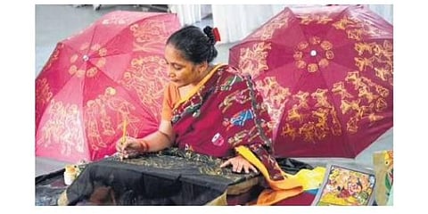 Swayambhar Nari is a handloom expo that has artists from the state of West Bengal.