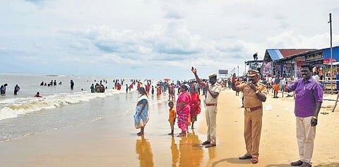 Police personnel making warning announcements to the people crowded on Velankanni Beach on Saturday | H Jashwanth Kumar