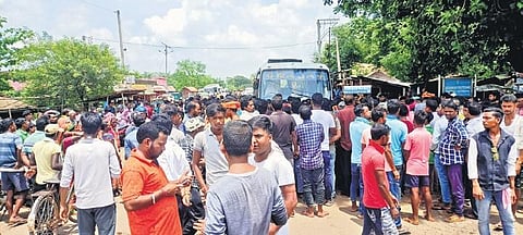 Villagers block SH 9, demands repair of five-km PMGSY road 