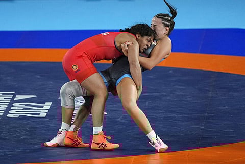 India's Sakshi Malik, left, wrestles with England's Kelsey Barnes during women's freestyle 57 kg quarterfinals match at the Commonwealth Games. (Photo | AP)