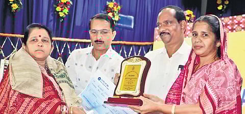 Handloom, Textiles and Handicraft  Minister Rita Sahu felicitating weavers’ cooperative societies in Bhubaneswar on  Sunday. (Photo | Irfana)