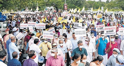 Ernakulam-Angamaly archdiocese parishioners take part in the ‘Maha Viswasa Sangamam’ at Kaloor stadium |  A Sanesh