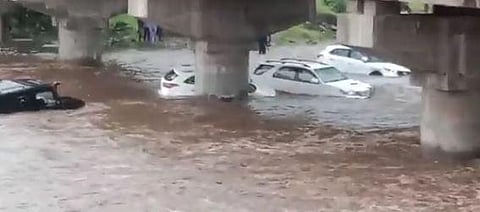WATCH | 14 cars swept away, 50 picnickers rush to safety after sudden surge in Khargone river water